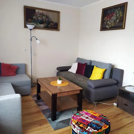 Karina アパート ティリチ