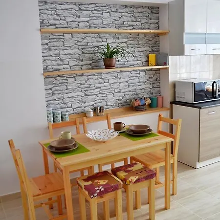 Karina アパート ティリチ